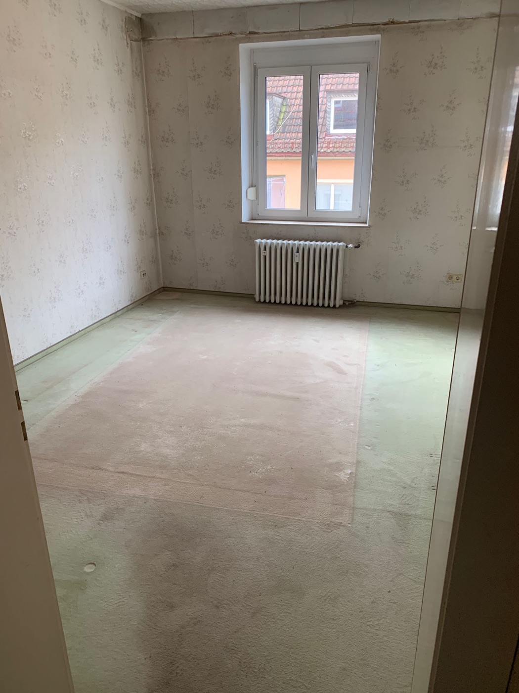 Haushaltsauflösung Würzburg: Besenreines, leeres Wohnzimmer nach der Räumung