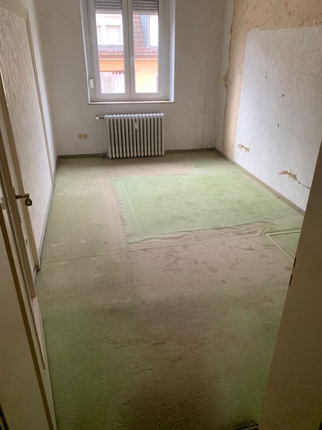 Haushaltsauflösung Würzburg: Besenreines, leeres Schlafzimmer nach der Räumung