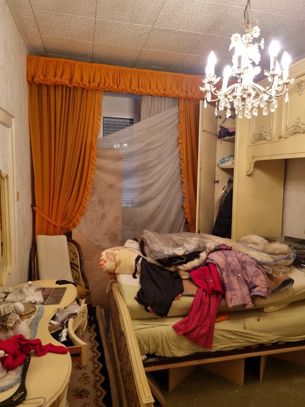 Haushaltsauflösung Würzburg: Schlafzimmer mit Möbeln und Kleidung vor der Räumung
