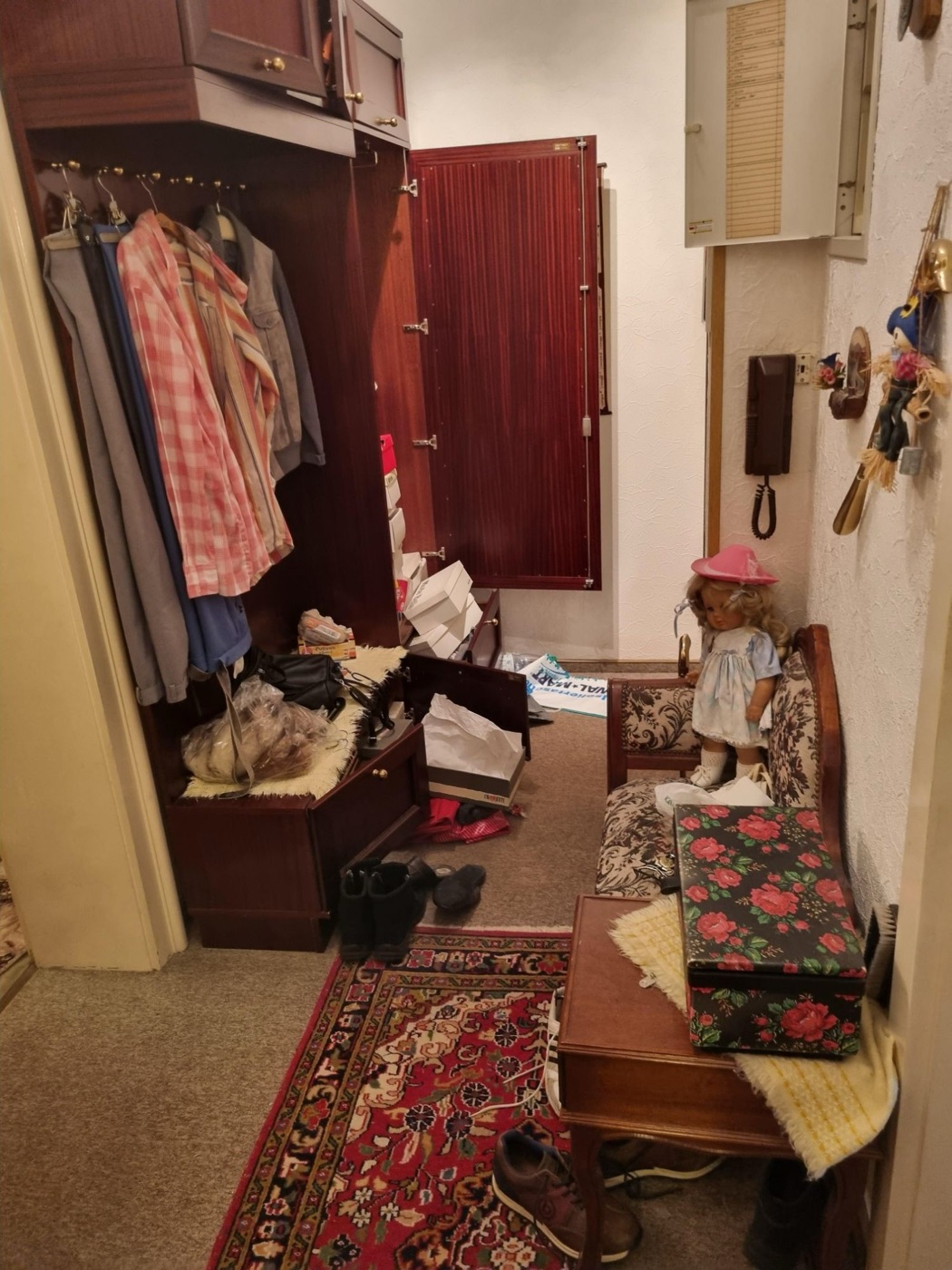 Haushaltsauflösung Würzburg: Flur mit Garderobe und Hausrat vor der Räumung
